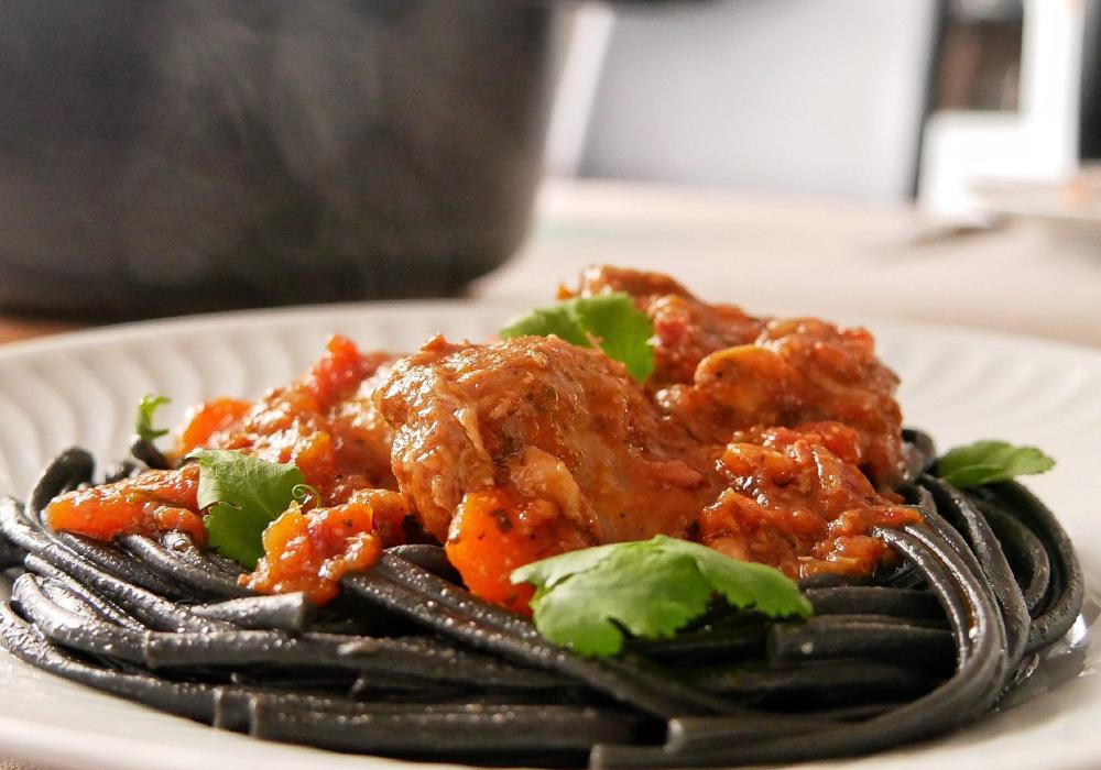 Bochechas de porco com linguini nero