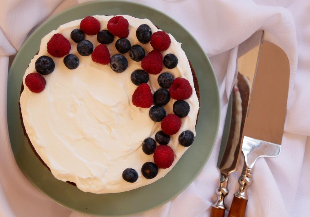 Bolo de chocolate com chantilly e frutos vermelhos