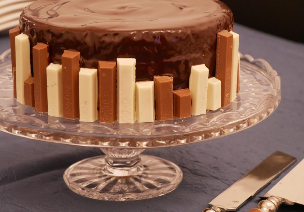 Bolo de manteiga e baunilha com recheio de chocolate