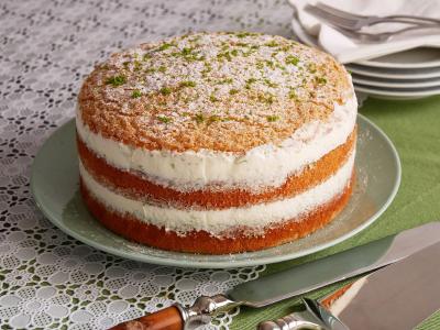 Bolo fresco com mousse de lima