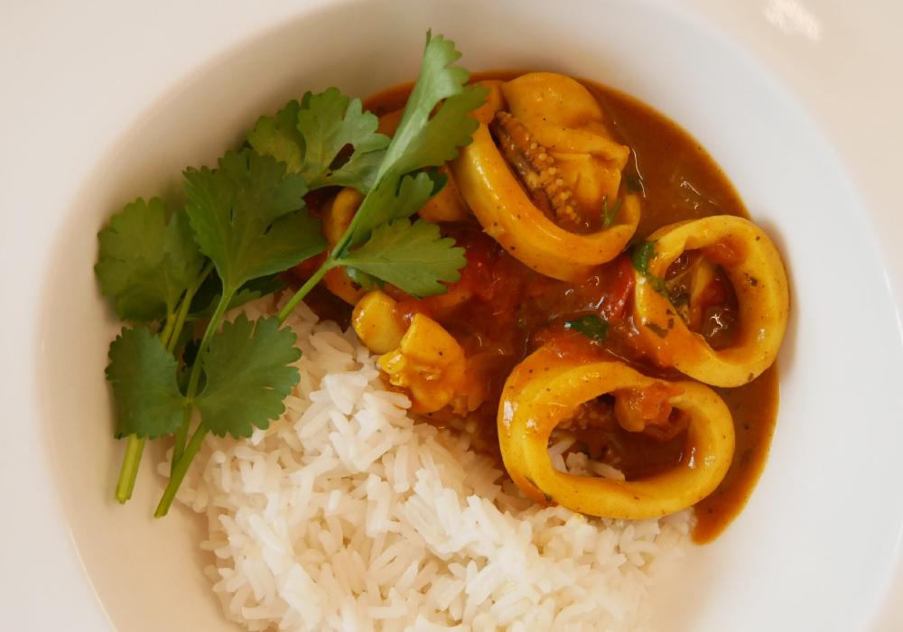 Caril de lulas com arroz basmati