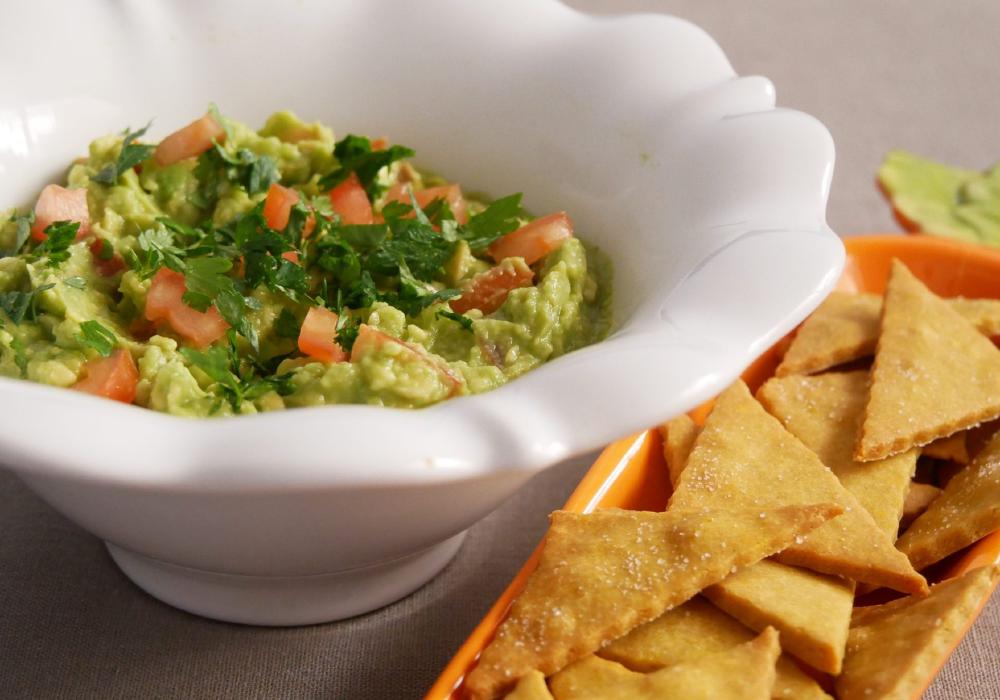 Guacamole com nachos de grão e açafrão