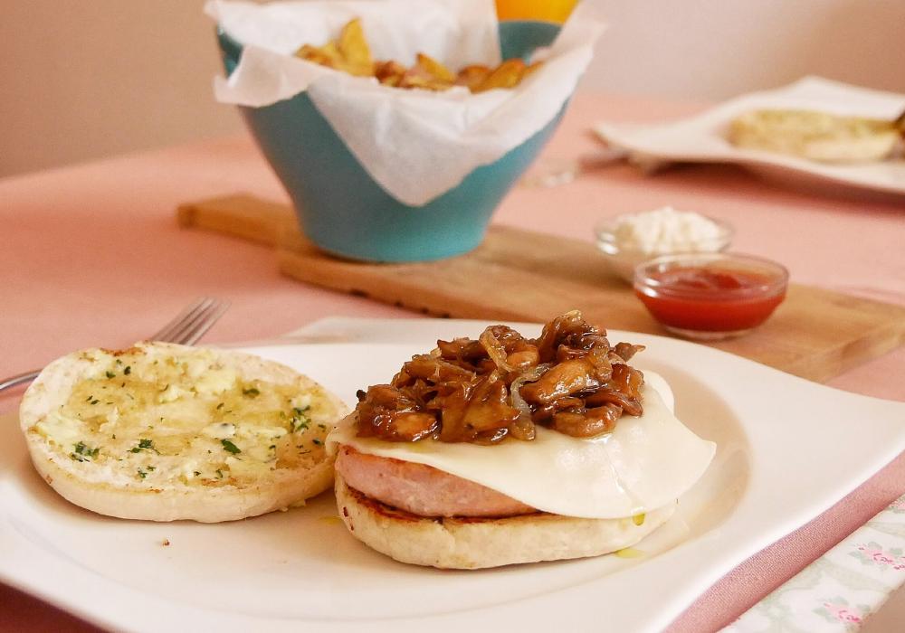 Hambúrguer de frango com cogumelos em bolo do caco