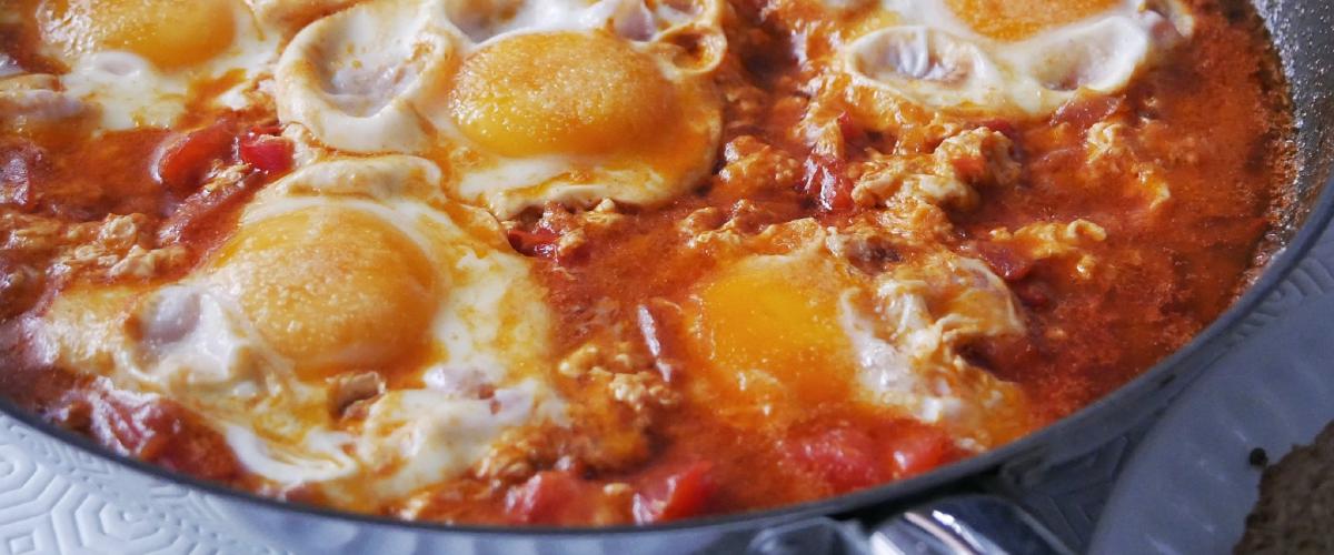 Ovos escalfados com tomate e bacon