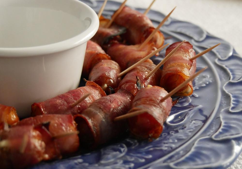 Rolinhos de tâmaras com bacon e queijo creme