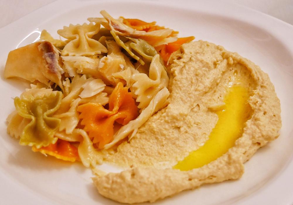 Salada morna de bacalhau com húmmus de grão