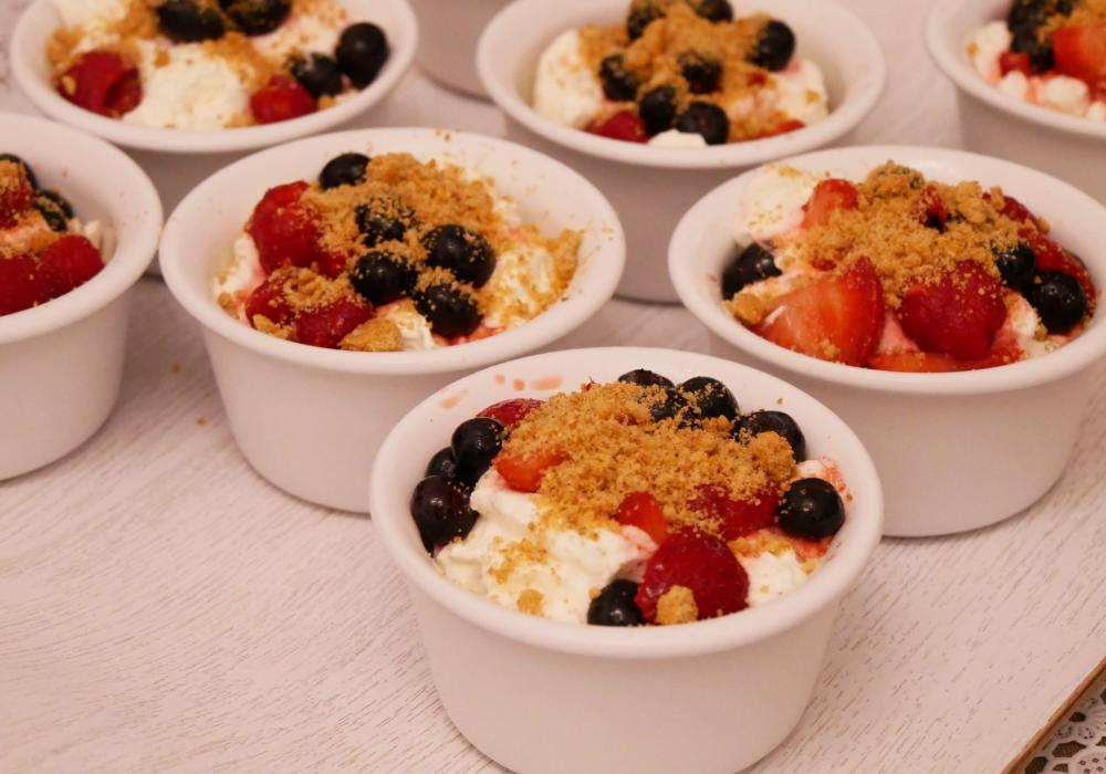 Taças de frutos vermelhos com bolacha e chantilly